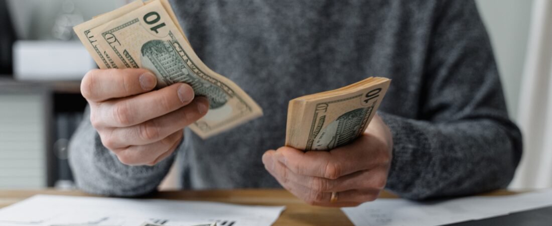 Cash is King : Menentukan Porsi Uang Tunai yang Pas di Kantong Investasi Anda Saat Ini